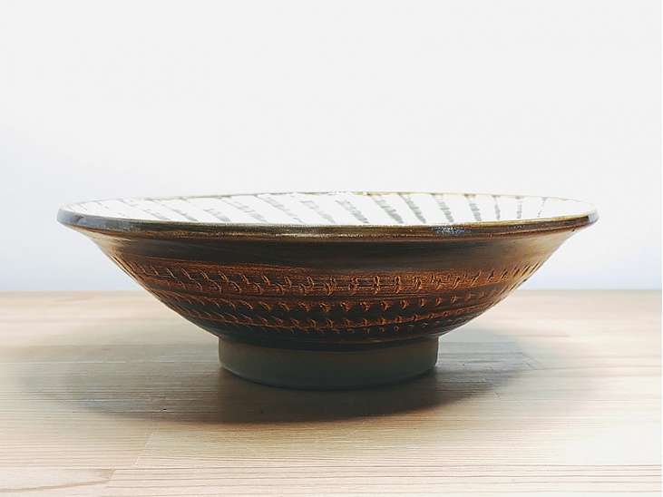 7寸中深皿 飛び鉋と刷毛目 白｜すり・小鉢・深皿・深鉢｜おんた家｜小