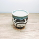 小鹿田焼の湯のみ　白飛び鉋　フチ色